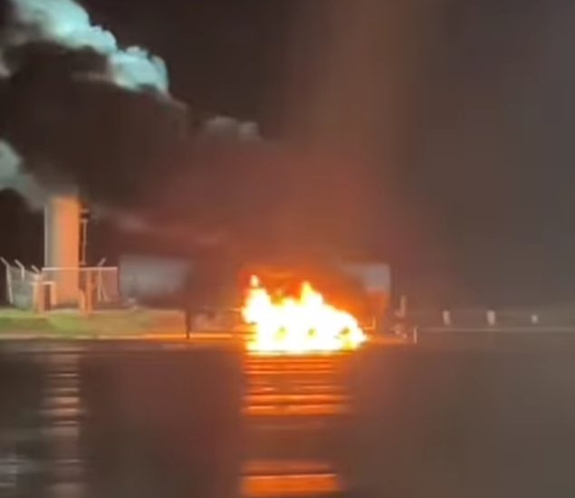 Caminhão tanque é incendiado em posto de combustível próximo à divisa entre Castilho-SP e Três Lagoas-MS