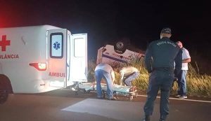 Ambulância capota após colisão durante ultrapassagem na MS-395