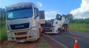 Motorista perdeu a vida entre duas carretas na MS-112, entre Três Lagoas e Inocência Motorista perdeu a vida entre duas carretas na MS-112, entre Três Lagoas e Inocência