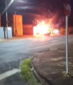 Veículo tem perda total ao ser incendiado de forma misteriosa em Três Lagoas Veículo tem perda total ao ser incendiado de forma misteriosa em Três Lagoas
