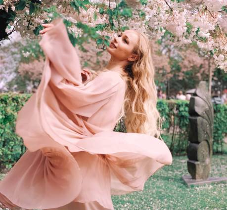 Descubra as 10 principais tendências de flor em 2025 e veja como elas vão transformar decoração, moda, saúde e tecnologia! Flores e sustentabilidade lado a lado.