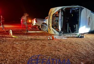Ônibus com trabalhadores capota após colisão com Hilux