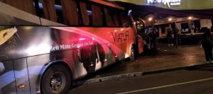 Ônibus desgovernado invade bar em uma das principais avenidas de Campo Grande e fere uma mulher