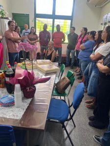 Um dia antes de fazer 75 anos, professora Zazá se aposentar e recebe homenagem de despedida da escola Um dia antes de fazer 75 anos, professora Zazá se aposentar e recebe homenagem de despedida da escola