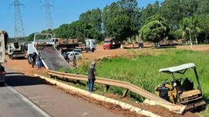 Caminhão transportando maquina na BR-262 sai da pista e causa transtorno Caminhão transportando maquina na BR-262 sai da pista e causa transtorno