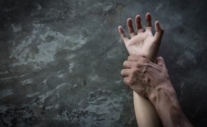 Mulher se recusa a ter relações sexvais com o ex-companheiro e é esfaqueada por seis vezes Mulher se recusa a ter relações sexvais com o ex-companheiro e é esfaqueada por seis vezes