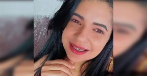 Mulher é ass@ssinada dentro de casa, na frente dos filhos