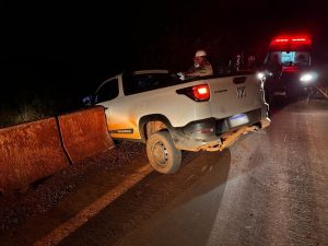 Veículo bate em proteção de ponte e, por pouco não cai em córrego na MS141