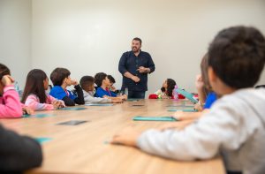 Estudantes do 5º ano da Gentil Montalvão conhecem a Câmara e vereadores de Três Lagoas