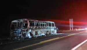Ônibus sofre pane elétrica e é totalmente consumido pelo fogo na BR-262, próximo à Ribas do Rio Pardo