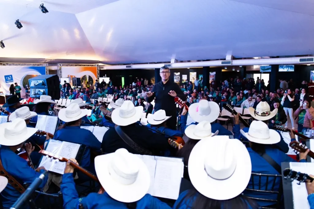 Orquestra de Violeiros de Castilho SP emociona público na SIPATR 2025 com mais de 40 talentos locais 1 Orquestra de Violeiros de Castilho SP, Orquestra de Violeiros, SIPATR 2025 Eldorado, cultura de Castilho, música caipira Castilho, Marcelo Careira, Ne Adono, SIPATR Três Lagoas, Orquestra Castilho SP, cultura Castilho SP,