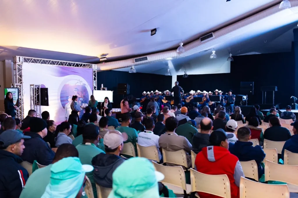 Orquestra de Violeiros de Castilho SP emociona público na SIPATR 2025 com mais de 40 talentos locais 10 Orquestra de Violeiros de Castilho SP, Orquestra de Violeiros, SIPATR 2025 Eldorado, cultura de Castilho, música caipira Castilho, Marcelo Careira, Ne Adono, SIPATR Três Lagoas, Orquestra Castilho SP, cultura Castilho SP,