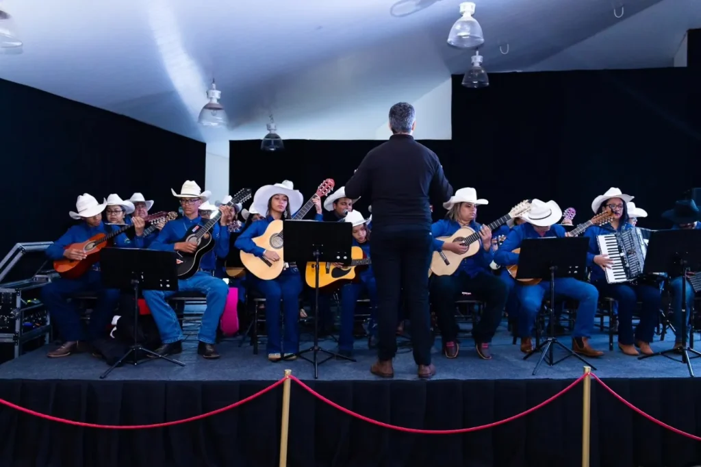 Orquestra de Violeiros de Castilho SP emociona público na SIPATR 2025 com mais de 40 talentos locais 7 Orquestra de Violeiros de Castilho SP, Orquestra de Violeiros, SIPATR 2025 Eldorado, cultura de Castilho, música caipira Castilho, Marcelo Careira, Ne Adono, SIPATR Três Lagoas, Orquestra Castilho SP, cultura Castilho SP,