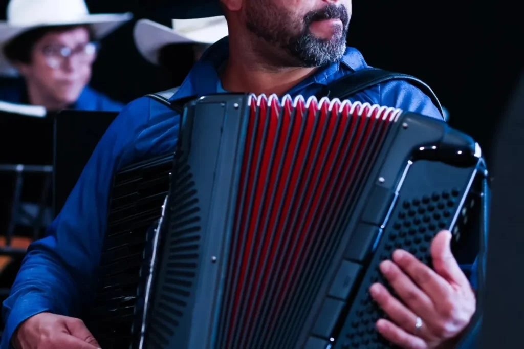Orquestra de Violeiros de Castilho SP emociona público na SIPATR 2025 com mais de 40 talentos locais 9 Orquestra de Violeiros de Castilho SP, Orquestra de Violeiros, SIPATR 2025 Eldorado, cultura de Castilho, música caipira Castilho, Marcelo Careira, Ne Adono, SIPATR Três Lagoas, Orquestra Castilho SP, cultura Castilho SP,