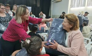 Durante palestra alusiva ao Junho Prata, prefeita Gerolina entrega cobertores para idosos de Água Clara