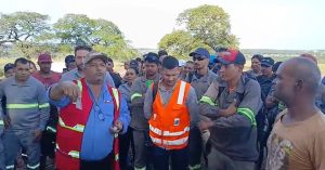 Cerca de 250 paralisam obras da fábrica de celulose da Arauco em Inocência, nesta terça-feira Cerca de 250 paralisam obras da fábrica de celulose da Arauco em Inocência, nesta terça-feira