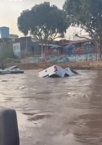 Caminhonete Hilux com carretinha afunda no Rio após incidente em rampa de acesso Caminhonete Hilux com carretinha afunda no Rio após incidente em rampa de acesso