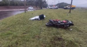 Jovem morre após colidir moto contra poste na rodovia MS-156 Jovem morre após colidir moto contra poste na rodovia MS-156