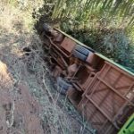 Ônibus tomba com passageiros em Ribas do Rio Pardo; não há vítimas fatais