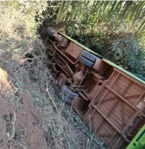 Ônibus tomba com passageiros em Ribas do Rio Pardo; não há vítimas fatais Ônibus tomba com passageiros em Ribas do Rio Pardo; não há vítimas fatais