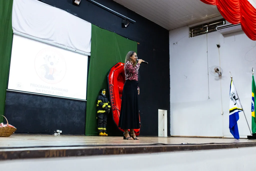 Bombeiro na Escola Castilho SP: 220 Alunos se Formam em 2024 e Reforçam a Cultura de Prevenção 1 Bombeiro na Escola Castilho SP, programa bombeiro escola Castilho, formatura bombeiros mirins Castilho, prevenção acidentes nas escolas, educação segurança Castilho, bombeiro educador Castilho, banho caminhão bombeiros Castilho, cultura prevenção Castilho, bombeiro na escola Castilho SP,
