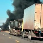 Carreta com produto químico tomba e pega fogo na MS-040 em Campo Grande