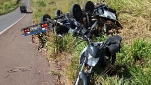 Fiat Strada capota na BR-262 após carretinha com motocicletas se soltar