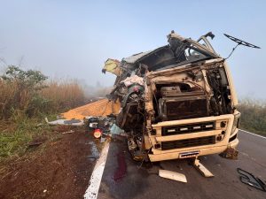 Sob densa neblina, carretas se envolvem em acidente na manhã desta quarta-feira, rodovia MS-276