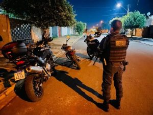 Adolescente é apreendido em Três Lagoas após ser flagrado pela Polícia empinando moto