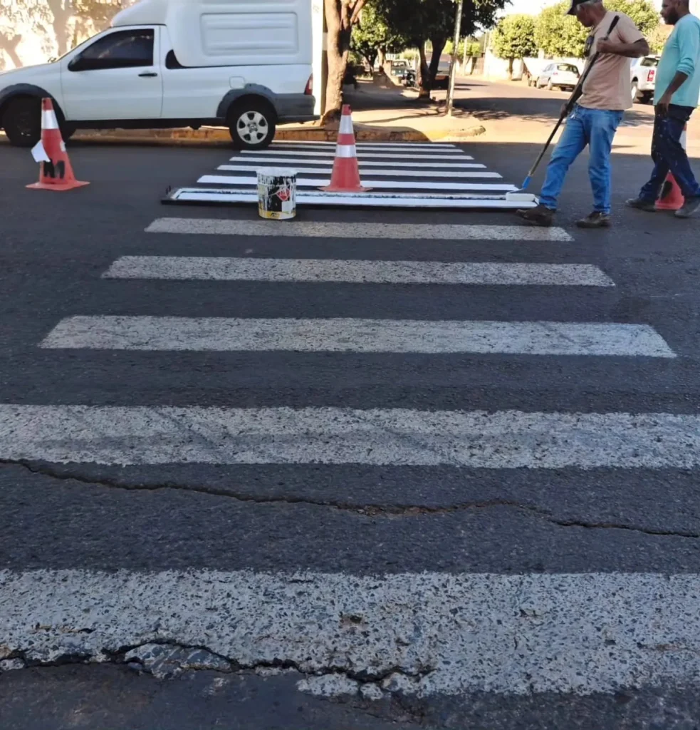 Equipe de pintura de Castilho revitaliza sinalização na Rua Belarmino e em frente ao Big Mart, reforçando a segurança no trânsito. Confira os detalhes!