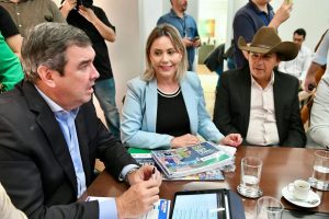 Prefeita Gerolina com segue junto ao governador Eduardo Riedel Pavimentação do Centro Velho de Água Clara