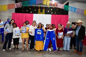 Pela primeira vez na história de Água Clara, idosos do Centro de Convivência recebem agasalhos padronizados