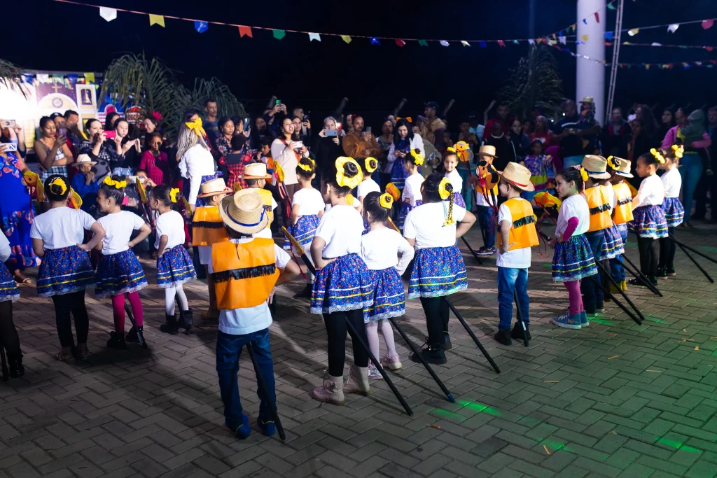Festa Julina da Feirinha do Produtor de Castilho SP tem danças e show do Grupo do Mato que agitou mais de 4 escolas 15 Festa Julina da feirinha do produto de Castilho SP 2025 15