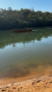 Familiares, incluindo o pai, acompanham buscas por jovem desaparecido no Rio Verde em Água Clara-MS