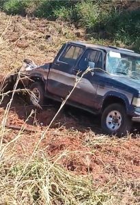 Motorista perde o controle da direção e caminhonete D-20 sai da pista na BR-262, Em Ribas Motorista perde o controle da direção e caminhonete D-20 sai da pista na BR-262, Em Ribas