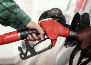Combustíveis mais baratos: entenda o que tem motivado a queda nos preços da gasolina e do diesel