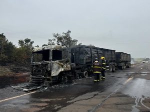 Carreta carregada com açúcar pega fogo na MS-134 após ter o pneu estourado