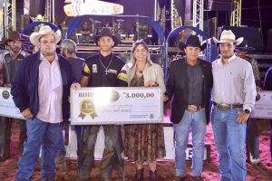 Peão de Água Clara-MS fica com o título de campeão do rodeio do Distrito de São Domingos
