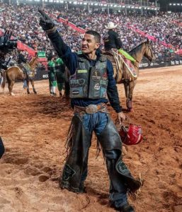 Jovem peao de Inocência conquista título nacional em montaria em touros Jovem peao de Inocência conquista título nacional em montaria em touros