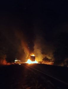 Carreta carregada com celulose é incendiada na MS-377, entre Água Clara e Inocência