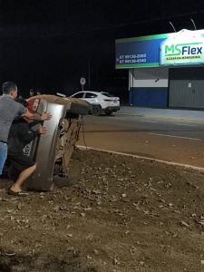 Motorista de Honda Civic capota em Água Clara e é hospitalizado após bater a cabeça
