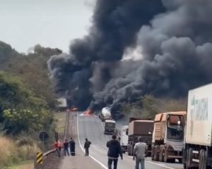 Três carretas se envolveram em acidente na tarde desta quinta-feira (28), na BR-163 Três carretas se envolveram em acidente na tarde desta quinta-feira (28), na BR-163