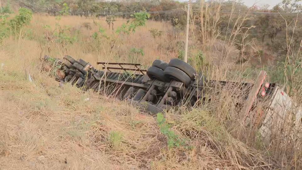 Caminhão capotado após bater em carro na DF-290, no Gama — Foto: TV Globo/Reprodução