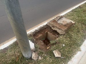 Fios elétricos são furtados e canteiro central da Avenida Clodoaldo Garcia fica sem iluminação