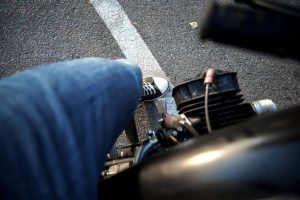 Motociclista derruba carona após manobra radical e foge sem prestar socorro, em Três Lagoas-MS