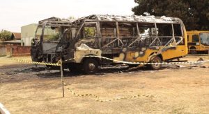 Incêndio criminoso destrói ônibus escolares em Prefeitura de MS Incêndio criminoso destrói ônibus escolares em Prefeitura de MS