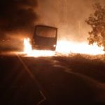 BR-262 volta a ser palco de destruição: micro-ônibus incendiado próximo a Água Clara