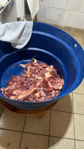 Açougue é interditado após flagrante de venda de carnes sem inspeção Açougue é interditado após flagrante de venda de carnes sem inspeção