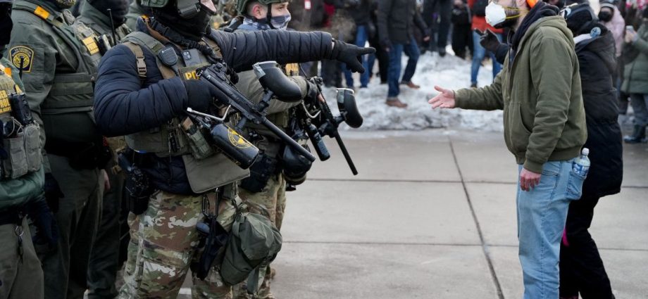 MILITARES DOS EUA: PREPARATIVOS PARA MINNESOTA EM ALTA