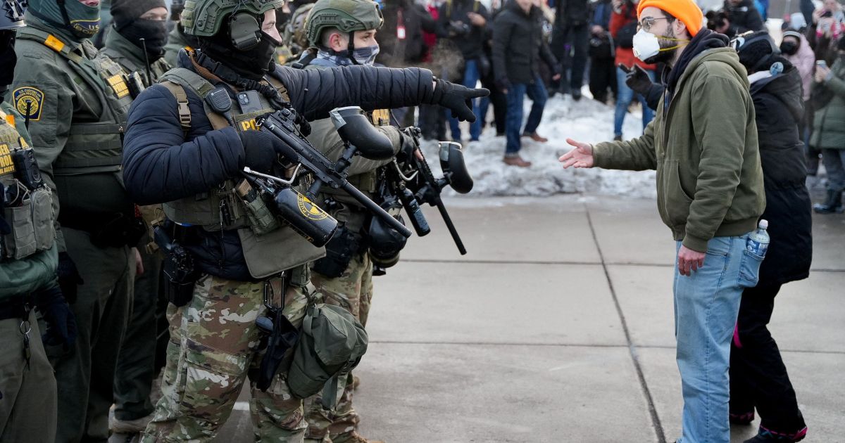 MILITARES DOS EUA: PREPARATIVOS PARA MINNESOTA EM ALTA